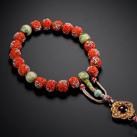 Cascade'sIn the Qing Dynasty, the pearl was gilded with jade and held by eighteen sons. | 清代 米珠鎏金嵌翡翠十八子手持