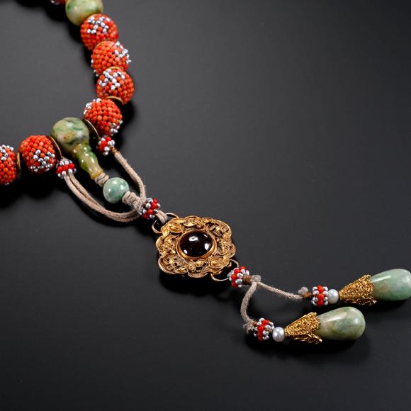 Cascade'sIn the Qing Dynasty, the pearl was gilded with jade and held by eighteen sons. | 清代 米珠鎏金嵌翡翠十八子手持