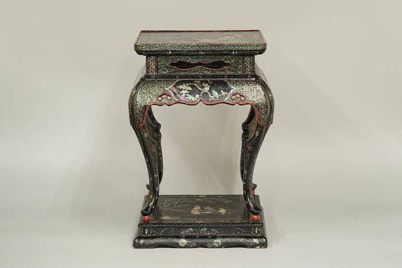 京都祇園會(huì)拍賣元末明初 蘇小小乘油壁車題材黑漆嵌螺鈿香幾