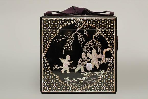 京都祇園會(huì)拍賣中國(guó)琉球十七世紀(jì) 黑漆嵌金嵌螺鈿人物茶箱 日本桐箱附