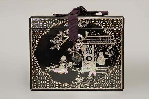 京都祇園會拍賣中國琉球十七世紀(jì) 黑漆嵌金嵌螺鈿人物茶箱 日本桐箱附