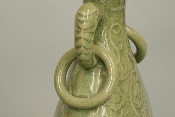 京都祇園會(huì)拍賣(mài)明代 龍泉窯雙象游環(huán)耳福壽葫蘆瓶花入 日本桐箱附 本物保證
