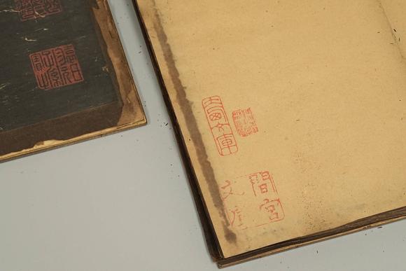 京都祇園會拍賣金代高汝礪刻《絳帖》12卷  帖內(nèi)收藏?。捍笪魑膸?奎音館 間宮文庫「尚寶少卿袁氏忠徹印」
「袁氏珍玩子孫保之」
「會元狀元」
「東京赤羽萬閣森汕氏」
「経筵講官太子少師建極殿大學(xué)士図】 木箱付