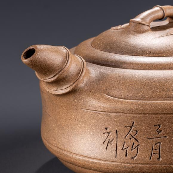 大阪美術(shù)商會愷大製 友竹刻段泥雙線竹鼓急須