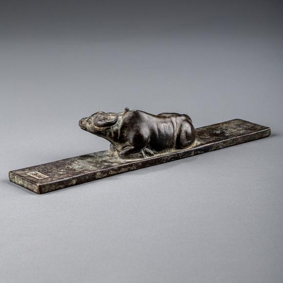 大阪美術(shù)商會(huì)明宣德 古銅臥牛文鎮(zhèn)