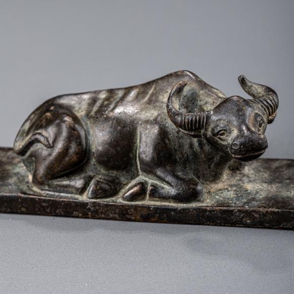 大阪美術(shù)商會(huì)明宣德 古銅臥牛文鎮(zhèn)