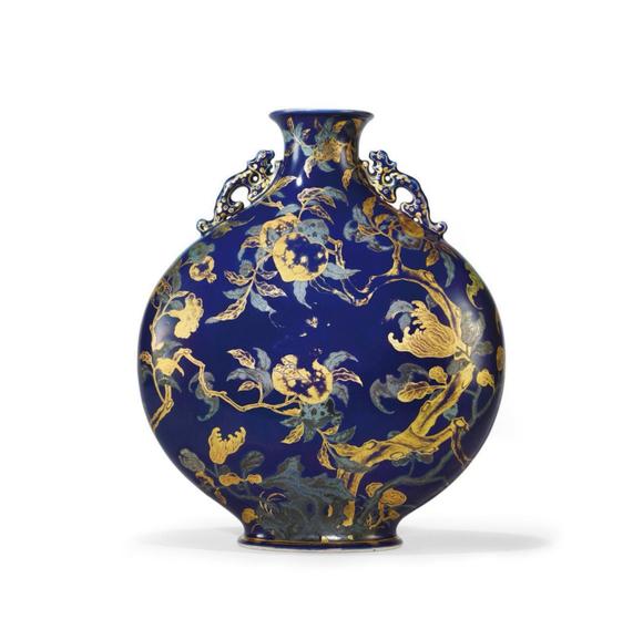華藝國際清乾隆  藍地金銀彩寶相花瑞蝠紋燈籠瓶