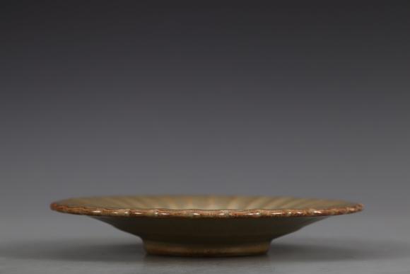 東京國(guó)際拍賣宋代 龍泉窯劃花盤