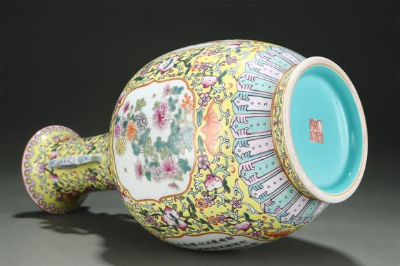 東京國(guó)際拍賣清嘉慶 粉彩花卉開窗詩(shī)文雙耳瓶