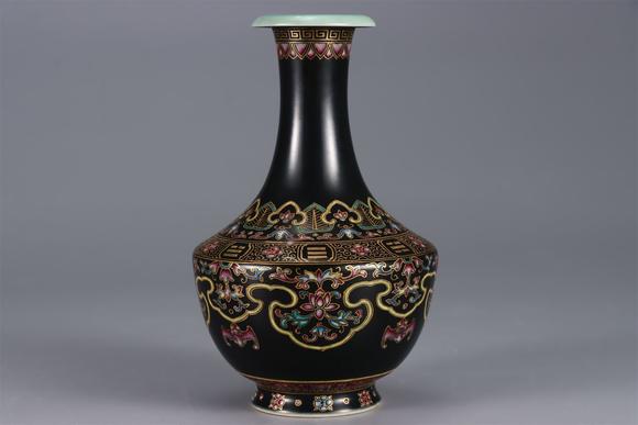 東京國(guó)際拍賣清乾隆 烏金釉粉彩如意八卦瓶