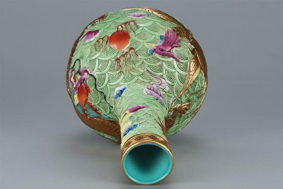 東京國(guó)際拍賣(mài)清雍正 粉彩描金龍鳳天球瓶