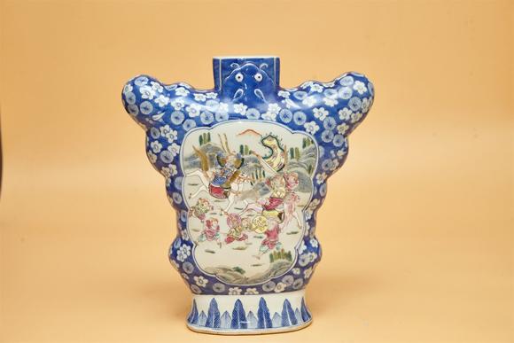 東京國(guó)際拍賣清光緒 青花粉彩刀馬人蝴蝶瓶