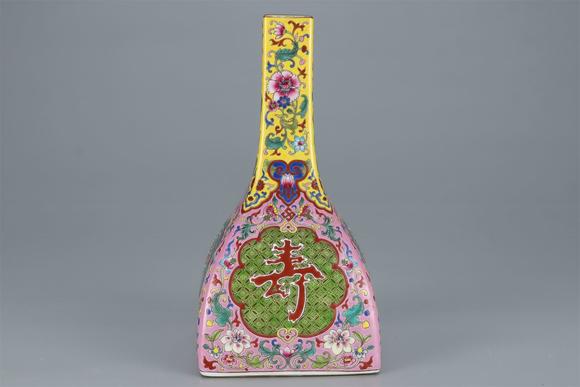 東京國際拍賣清雍正 粉彩開窗壽字方瓶
