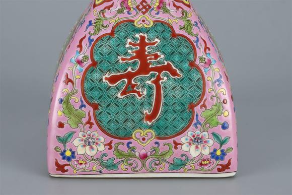 東京國際拍賣清雍正 粉彩開窗壽字方瓶