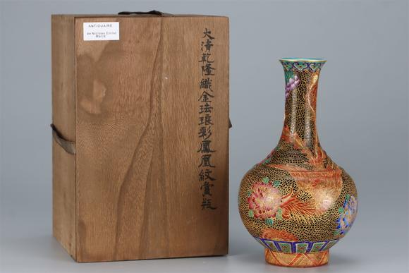 東京國(guó)際拍賣清乾隆 織金琺瑯彩鳳凰紋賞瓶