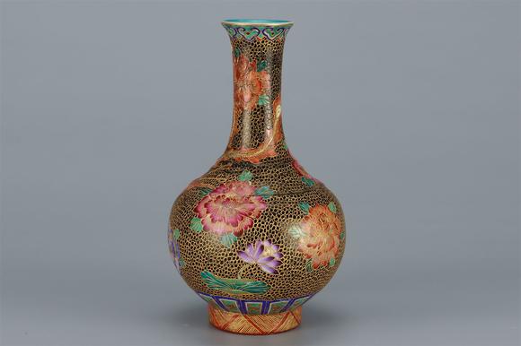 東京國(guó)際拍賣清乾隆 織金琺瑯彩鳳凰紋賞瓶