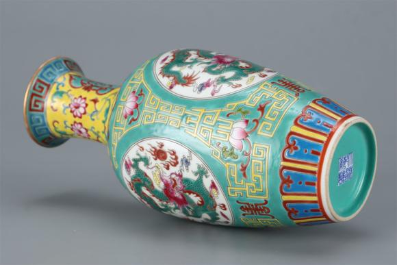 東京國(guó)際拍賣(mài)清乾隆 松石釉粉彩開(kāi)光龍紋觀音瓶