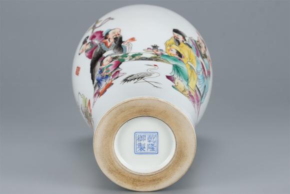 東京國(guó)際拍賣(mài)清乾隆 粉彩人物紋梅瓶