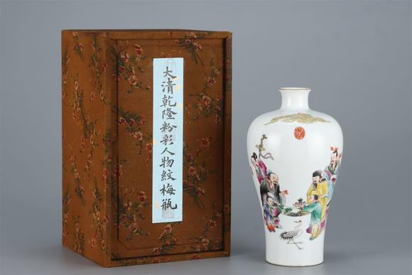 東京國(guó)際拍賣(mài)清乾隆 粉彩人物紋梅瓶