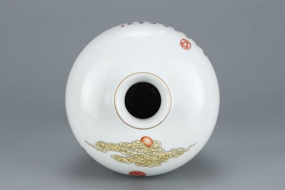 東京國(guó)際拍賣(mài)清乾隆 粉彩人物紋梅瓶