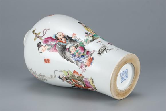 東京國(guó)際拍賣(mài)清乾隆 粉彩人物紋梅瓶