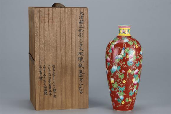 東京國際拍賣清雍正 粉彩三多紋橄欖瓶