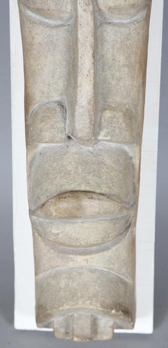 TooveysAttributed to Sidney A. Kumalo - a mid-20th century stoneware/composition wall mounted mask of stylized form, height 60cm, width 16cm, together with r