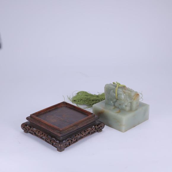 北京嘉翰白玉龍鈕璽（帶紫檀盒）