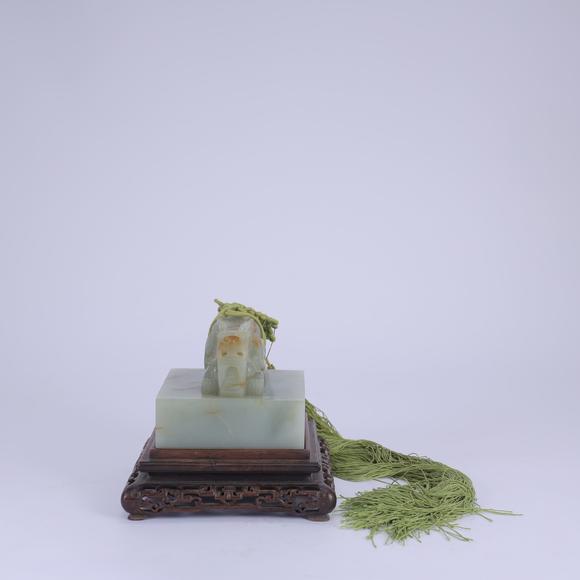 北京嘉翰白玉龍鈕璽（帶紫檀盒）