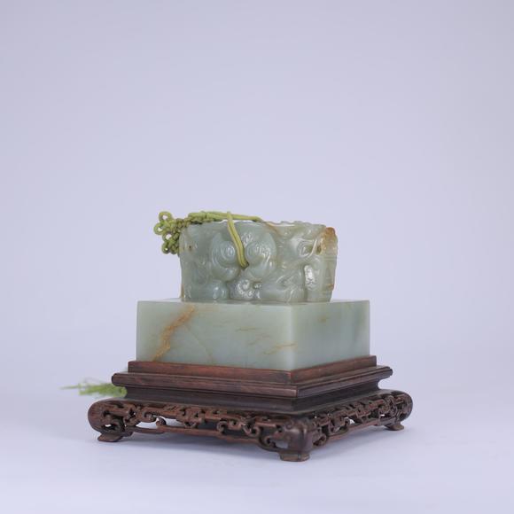 北京嘉翰白玉龍鈕璽（帶紫檀盒）