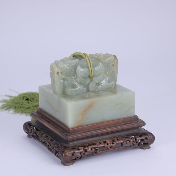 北京嘉翰白玉龍鈕璽（帶紫檀盒）