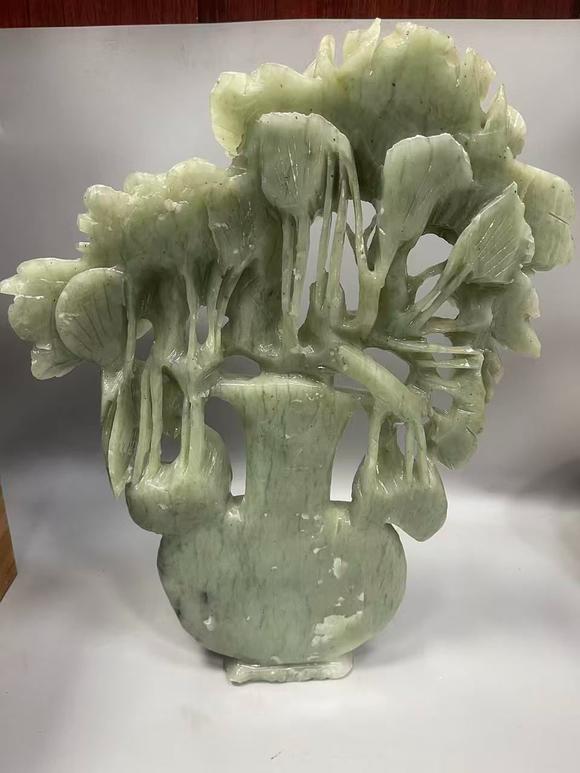 山東瑞蚨興拍賣岫玉雕刻花卉擺件 高約40厘米，寬約26厘米