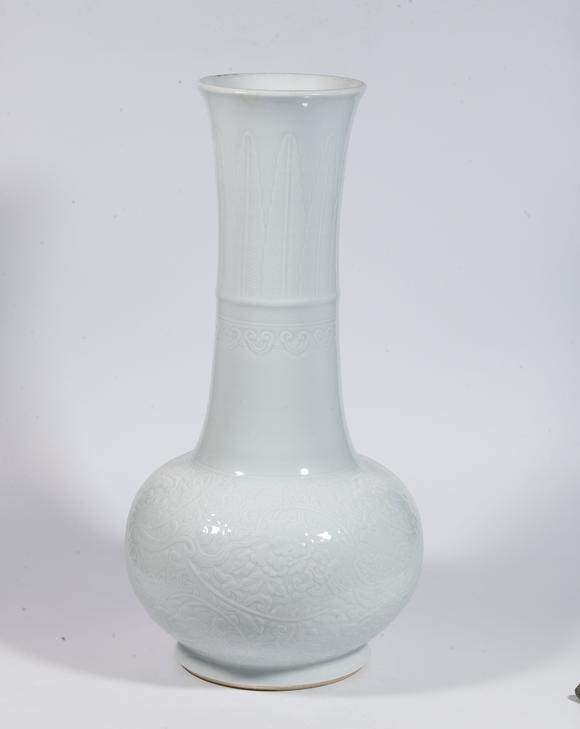 千美會白釉穿花龍紋賞瓶
