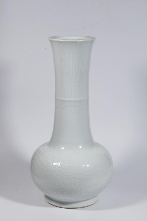 千美會(huì)白釉穿花龍紋賞瓶