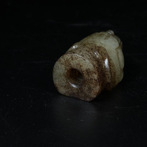 弘楊株式會(huì)社高古玉獸首擺件