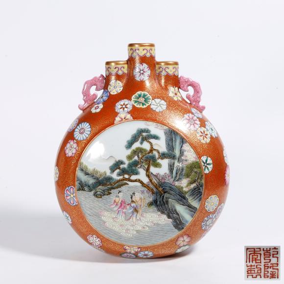 弘楊株式會社珊瑚紅地開窗粉彩人物紋三管瓶