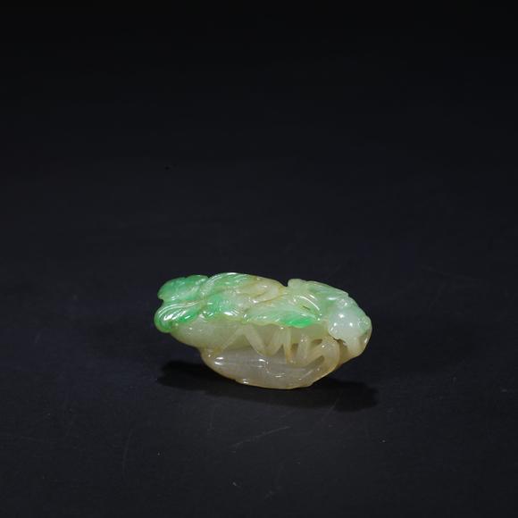 鐮倉(cāng)美術(shù)清 翡翠雕螳螂絲瓜掛件