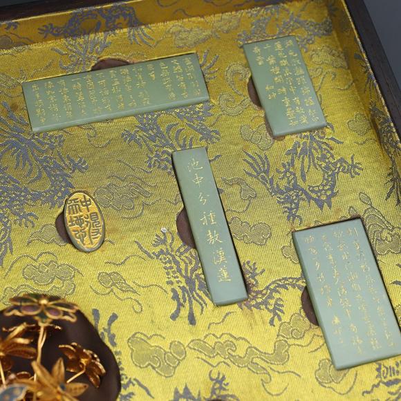 東京蕓術和田玉包金鑲嵌套裝箱清和田玉永蓮花詩文花瓶一組玉質細膩，品相完整