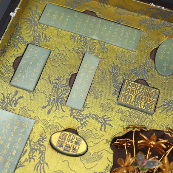 東京蕓術(shù)和田玉包金鑲嵌套裝箱清和田玉永蓮花詩(shī)文花瓶一組玉質(zhì)細(xì)膩，品相完整