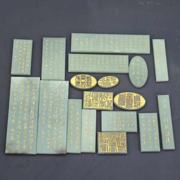 東京蕓術和田玉包金鑲嵌套裝箱清和田玉永蓮花詩文花瓶一組玉質細膩，品相完整