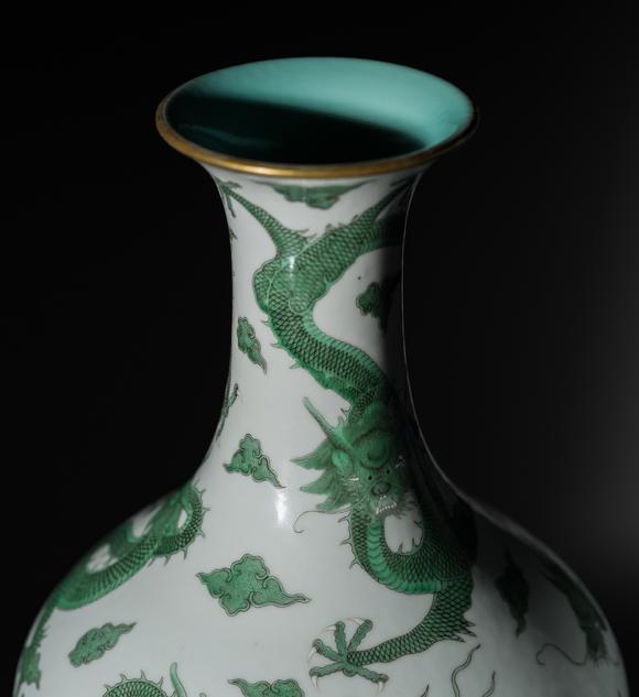Galerie ZackeAN EXCEPTIONALLY RARE IMPERIAL ‘FIVE DRAGONS' BOTTLE VASE, DAOGUANG MARK AND PERIOD