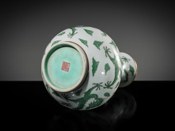 Galerie ZackeAN EXCEPTIONALLY RARE IMPERIAL ‘FIVE DRAGONS' BOTTLE VASE, DAOGUANG MARK AND PERIOD