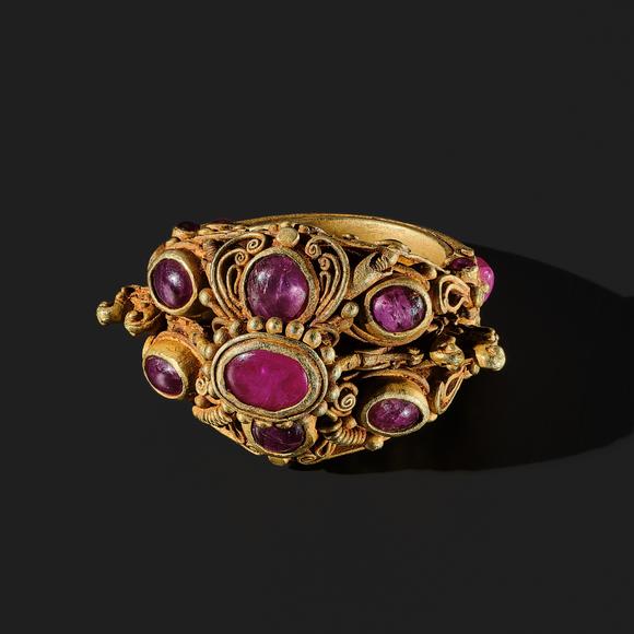 Galerie ZackeA GEMSTONE INLAID GOLD RING, THAILAND, AYUTTHAYA PERIOD, 17TH-18TH CENTURY