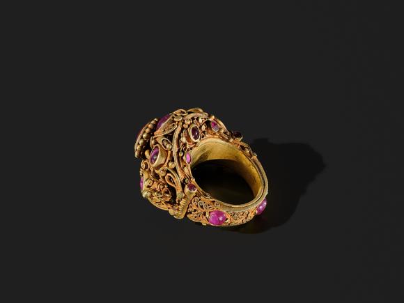 Galerie ZackeA GEMSTONE INLAID GOLD RING, THAILAND, AYUTTHAYA PERIOD, 17TH-18TH CENTURY