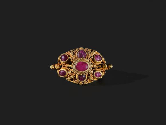 Galerie ZackeA GEMSTONE INLAID GOLD RING, THAILAND, AYUTTHAYA PERIOD, 17TH-18TH CENTURY