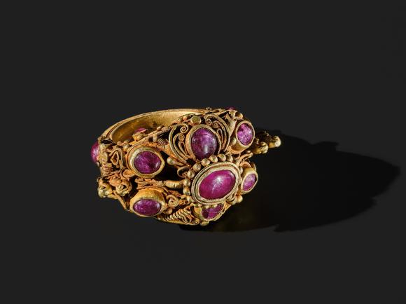 Galerie ZackeA GEMSTONE INLAID GOLD RING, THAILAND, AYUTTHAYA PERIOD, 17TH-18TH CENTURY