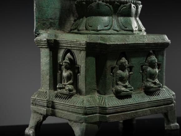 Galerie Zacke? A LARGE AND HIGHLY IMPORTANT BRONZE FIGURE OF THE ENTHRONED BUDDHA, SRIVIJAYA EMPIRE, SUMATRA, 8TH-10TH CENTURY