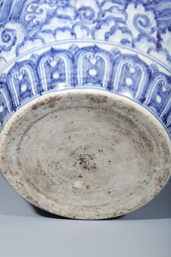 SEAVIEW AUCTIONS PTY LTD Fine Chinese antique 14th - 17th century blue and white jar