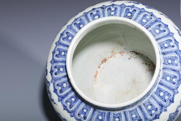 SEAVIEW AUCTIONS PTY LTD Fine Chinese antique 14th - 17th century blue and white jar