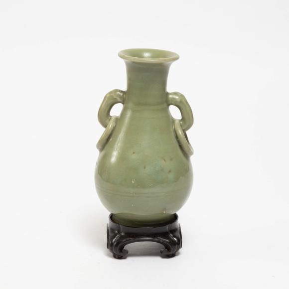 Waddington'sA Longquan Celadon Twin-Handled Pear-Shaped Vase, Yuan Dynasty (1279-1368), 元 龍泉青釉雙耳銜環(huán)玉壺春瓶